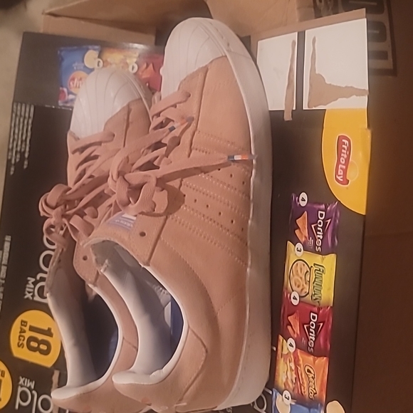 1 pair of Adidas shell toe worn but really a good cleaning no rips or tares - Picture 4 of 4